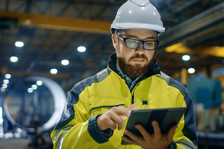 Ingenieur mit Tablet in Industriehalle