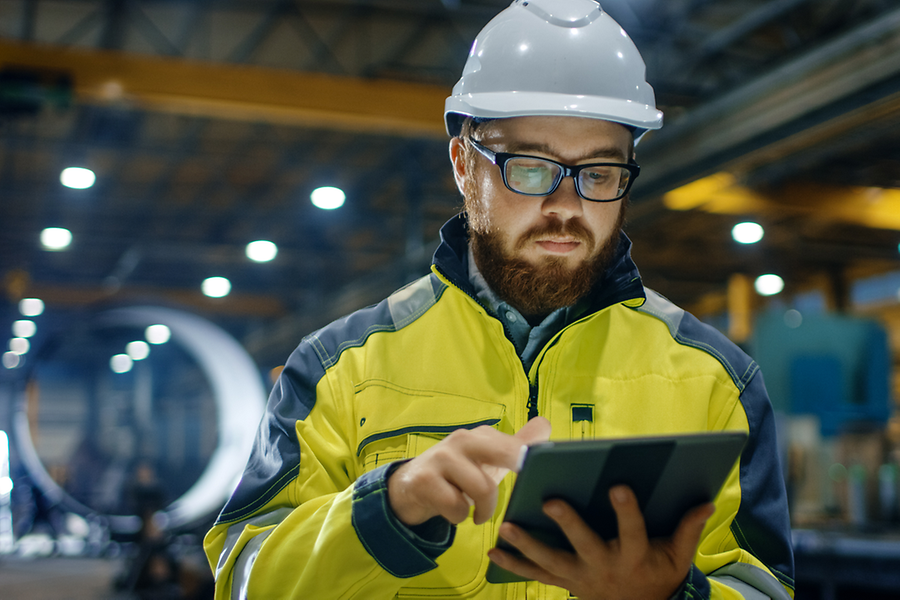 Ingenieur mit Tablet in Industriehalle
