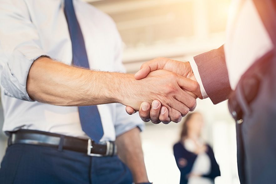 Zwei M&auml;nner sch&uuml;tteln sich die Hand
