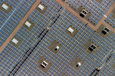 Luftaufnahme der Photovoltaik-Anlagen auf dem Dach von Ford in Merkenich