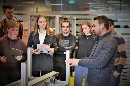 Studierende entwickeln in Unternehmen innovative Projekte. 