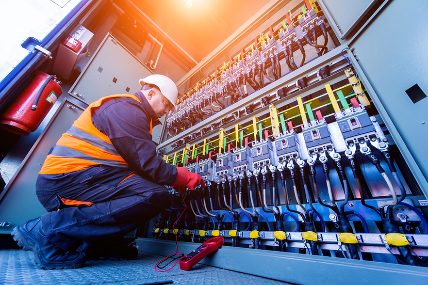 &Uuml;berpr&uuml;fung der Betriebsspannungspegel des Schaltger&auml;teraums der Solaranlage