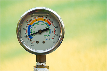 Barometer vor gr&uuml;ner Wiese
