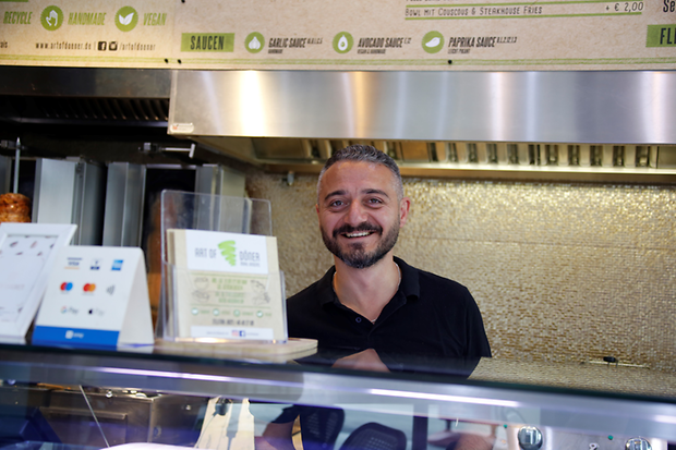 Ceyhun Cavas an der Theke seines Dönerladens "Art of Döner"