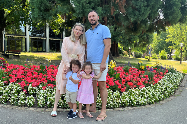 Bardhyl Gashi mit Ehefrau Floriana und den dreijährigen Zwillingen 