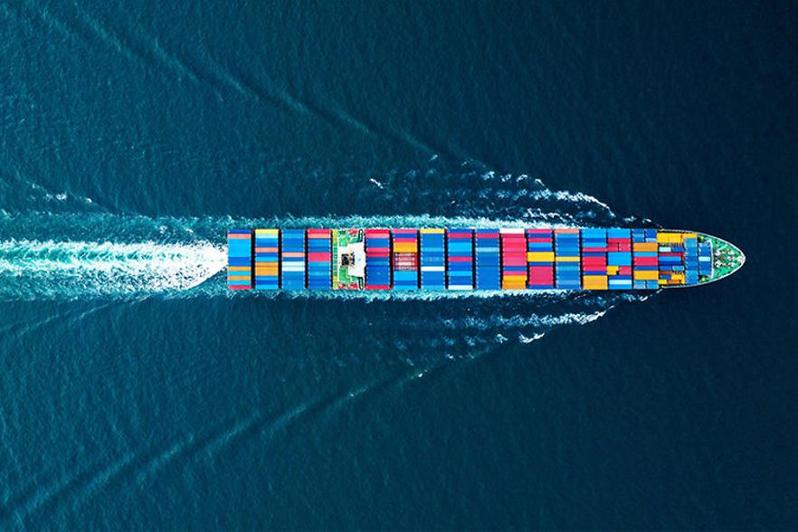 Ein Containerschiff f&auml;hrt &uuml;ber das Meer