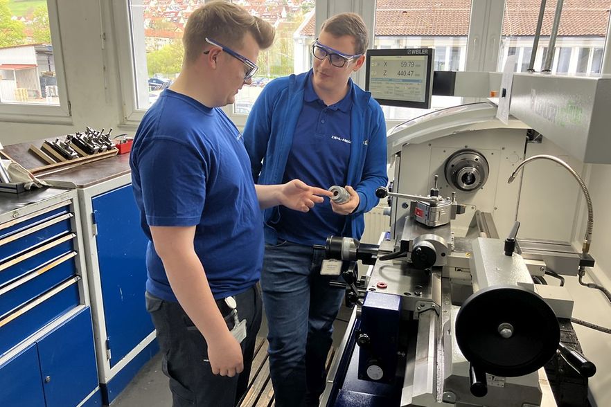 Andreas Hillebrand, Ausbilder im Metallbereich bei Ziehl-Abegg (rechts) mit Azubi Hannes Gahm