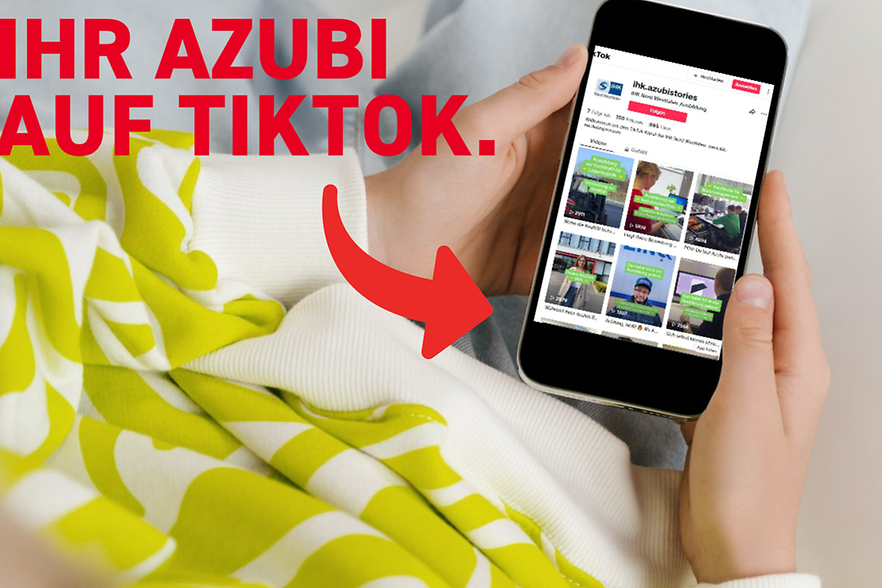 Man sieht Hände, die ein Handy halten. Geöffnet ist der TikTok-Kanal der IHK Nord Westfalen.