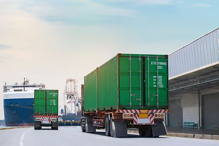 Container,Delivery,By,Truck,To,Gate,In,To,Container,Yard