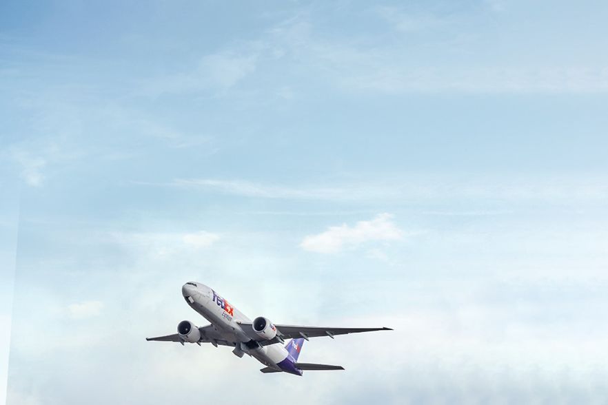 FedEx-Frachtflugzeug in der Luft