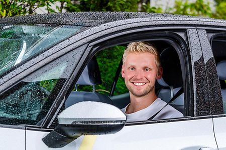 Wolfram Uerlichs, Gr&uuml;nder von goFlux, in einem goFlux-Auto