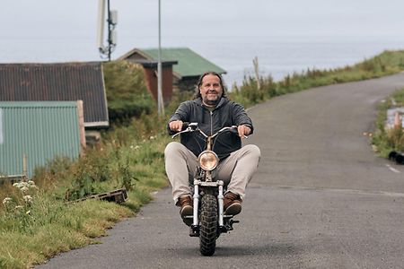 Francesco Mazuhn auf dem Motorrad auf den F&auml;r&ouml;erinseln