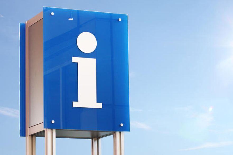 Blaues Schild mit dem Buchstaben I f&uuml;r infopoint