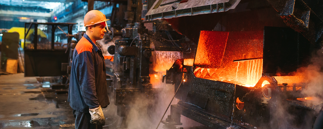 Anschluss gesucht Stahlarbeiter steht vor Industrieofen