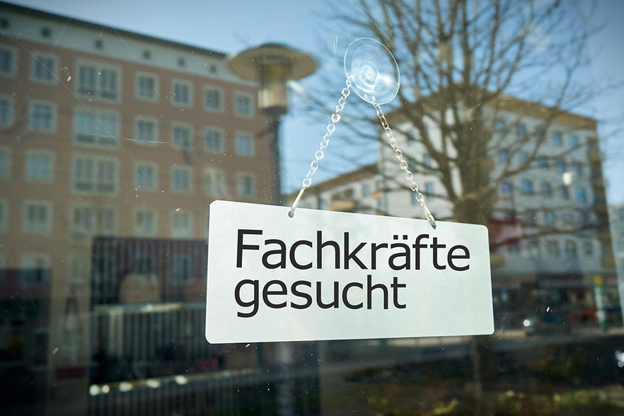 Fachkräfte gesucht-Schild