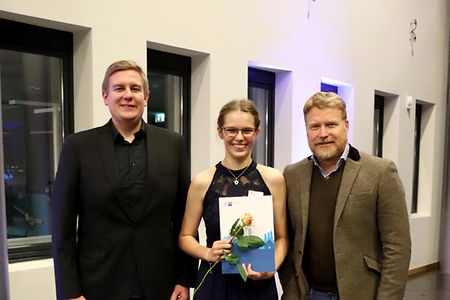 Die Stipendiatin Nataly Papke mit zwei Begleitern auf der Stipendiatsfeier