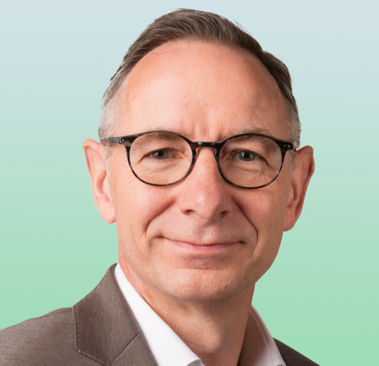 Portraitbild eines Mannes mit Brille