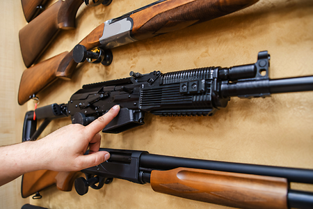 Mehrere Schusswaffen hängen in der Auslage.
