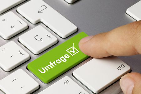 Tastatur mit einer gr&uuml;nen Taste mit der Aufschrift "Umfrage"