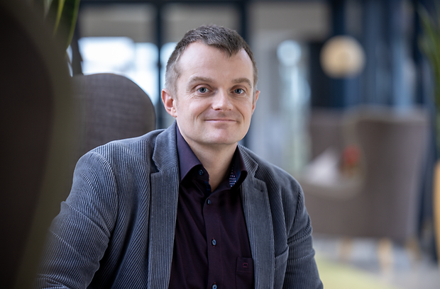 Helko Riedinger, Geschäftsführer des Camp Reinsehlen Hotels, hat über die Zusammenarbeit mit der Arbeitsagentur, der GIZ und dem Welcome Center Heidekreis viele Kontakte geknüpft, die bei der internationalen Suche nach Azubis helfen.
 Porträt Helko Riedinger