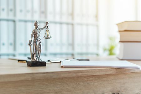 Statue steht auf Schreibtisch