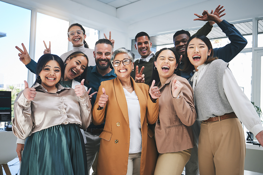 IHK-Arbeitsgemeinschaft Rheinland-Pfalz zieht Bilanz zum Ausbildungsjahr 2024 9 Menschen, die fröhlich in die Kamera lachen