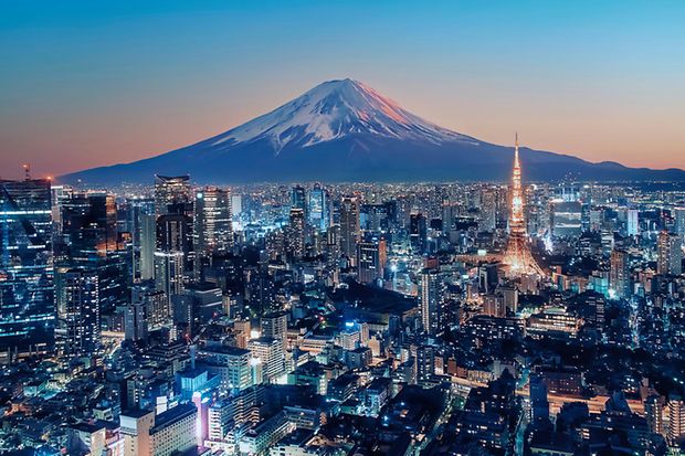 Blick über nächtliches Tokio zum Berg Fuji