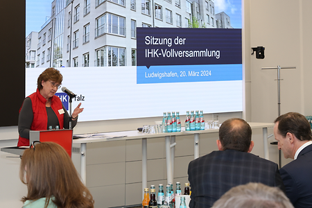 IHK-Vizepräsidentin Martina Nighswonger bei der Vollversammlung