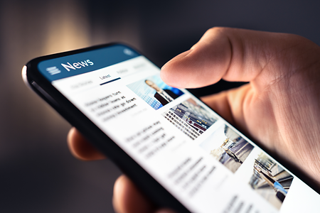 Mann hält Mobiltelefon in der Hand