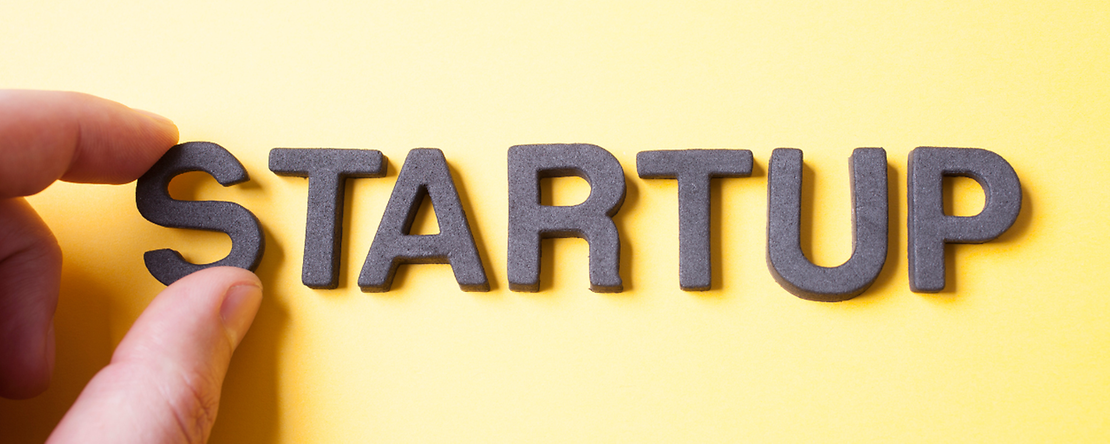Für Gründer Eine Wand, auf der Magnetbuchstaben angebracht werden. Das Wort lautet S-T-A-R-T-U-P.