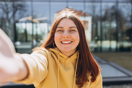 junge Frau macht ein Selfie