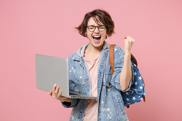 Symbolbild junge Frau jubelt mit Laptop