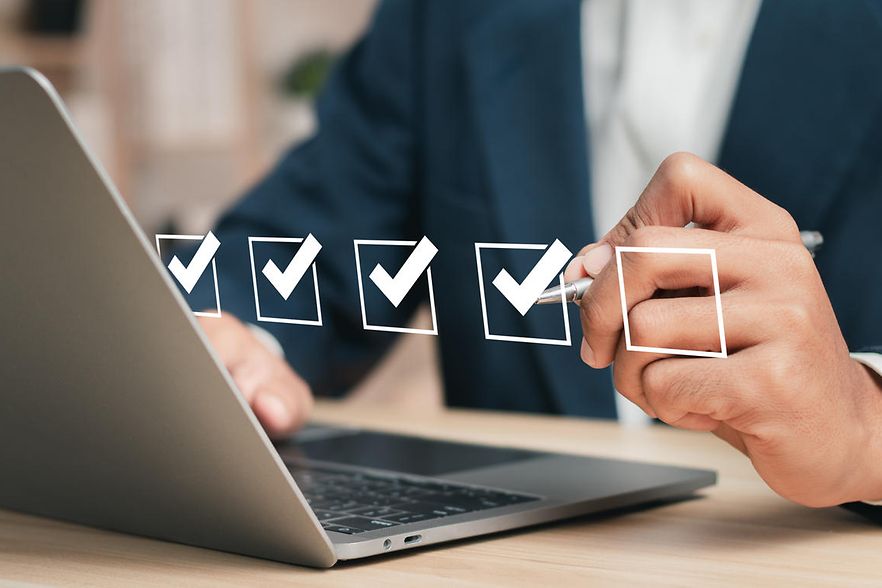 Ein Gesch&auml;ftsmann hakt eine Checkliste ab