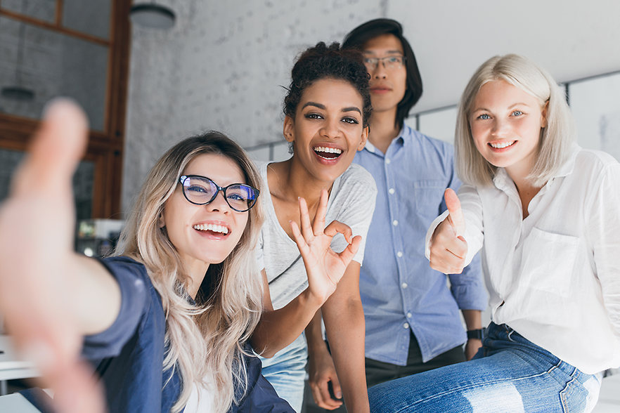 Jugendliche Büro AdobeStock_268332127