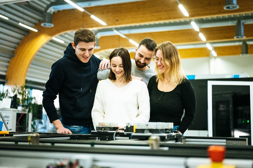 Die Ausbildung von morgen schon heute gestalten Vier Jugendliche bei der Durchführung einer Arbeit
