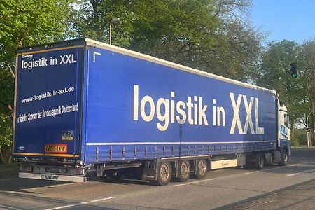 ein Lang-LKW an einer Kreuzung
