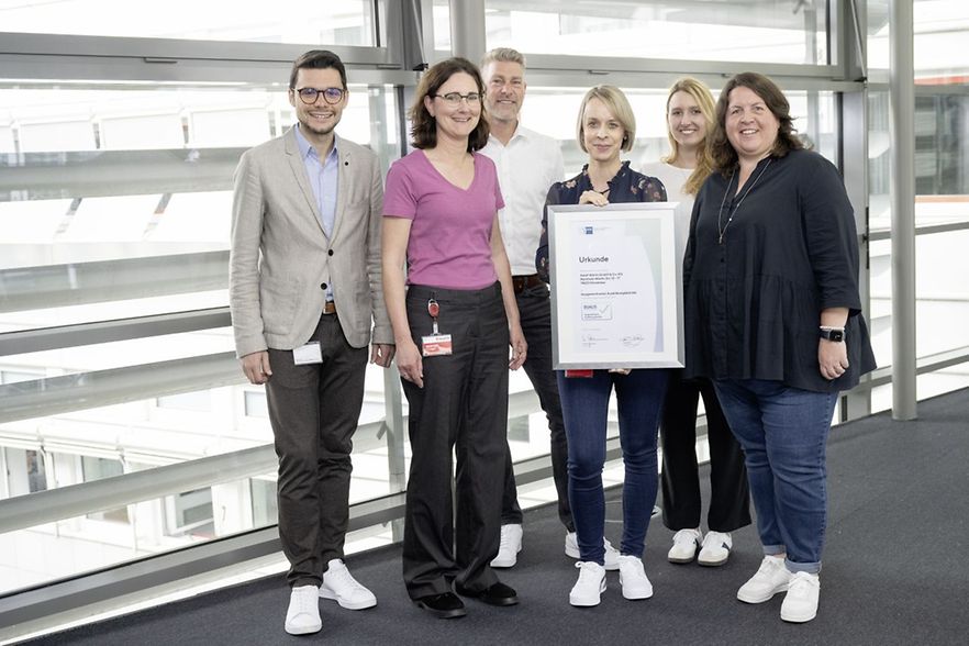 &Uuml;bergabe des Dualis-Siegel der IHK Heilbronn-Franken.