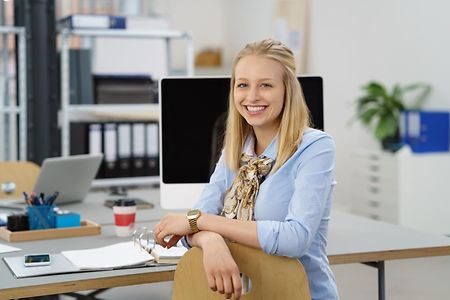 Junge Angestellte am Arbeitsplatz