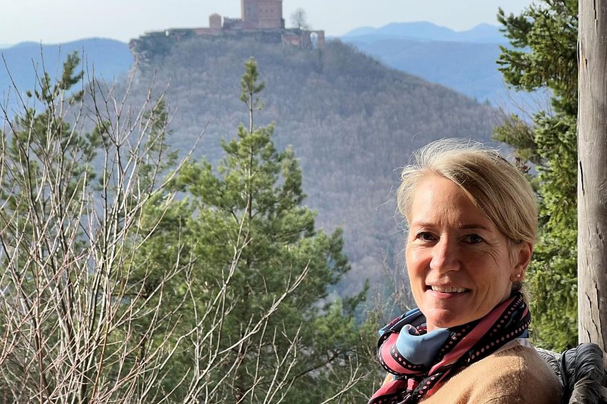 Julia Rondot auf Wandertour im Gr&uuml;nen in der Pfalz