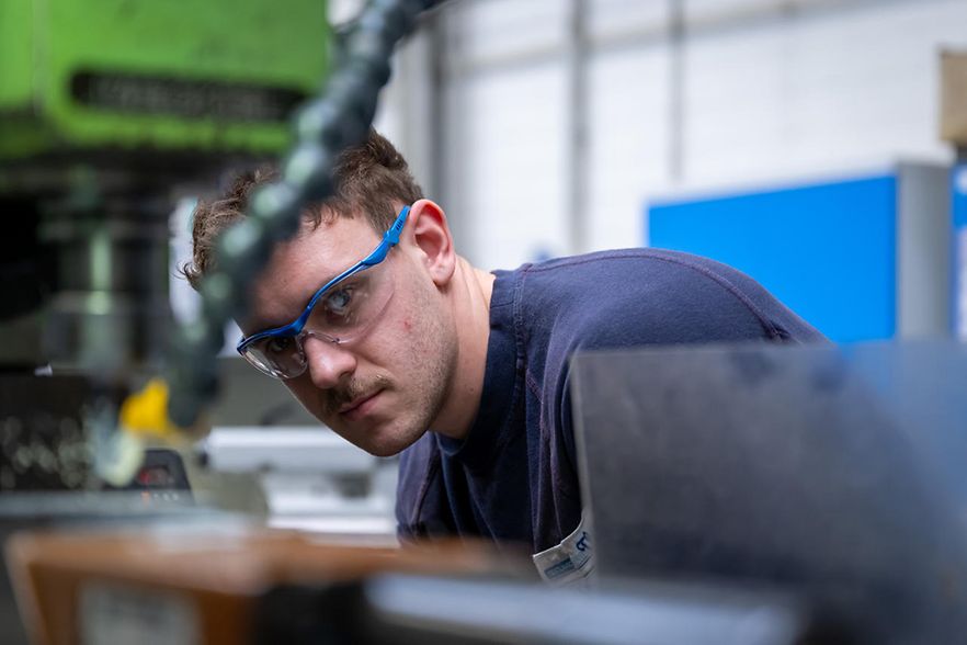 Azubi bei Arbeit in Werkstatt