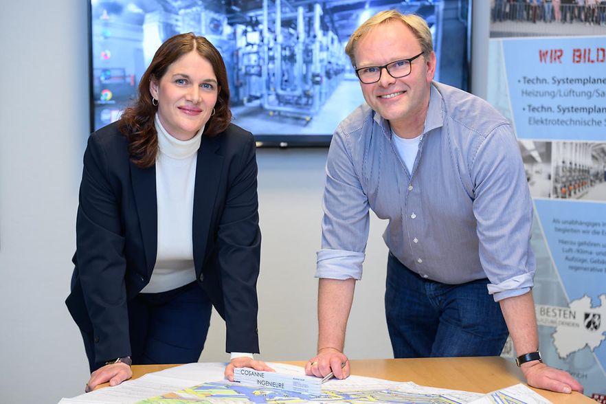 Makoschey, Cosanne stehend an Konferenztisch l&auml;cheln in Kamera