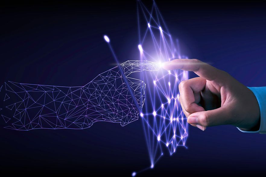 eine schematische Darstellung einer Hand ber&uuml;hrt den Zeigefinger einer menschlichen Hand