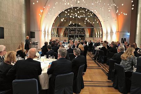 Nicole Gr&uuml;newald h&auml;lt eine Rede w&auml;hrend des Unternehmeressens in der K&ouml;lner Flora