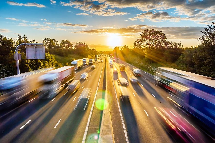 Autobahn mit vielen Pkw und Lkw