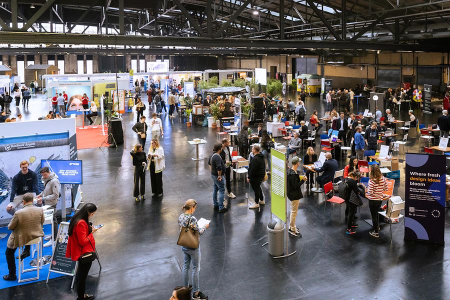 Messehalle mit ganz vielen Leuten