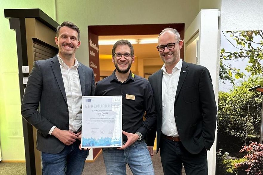 Tim Wiedemann, Andreas Cullmann und Marco Feig bei der Urkunden&uuml;bergabe.