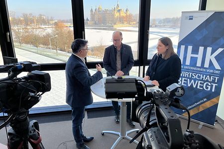 3 Gespr&auml;chspartner vor der Kamera