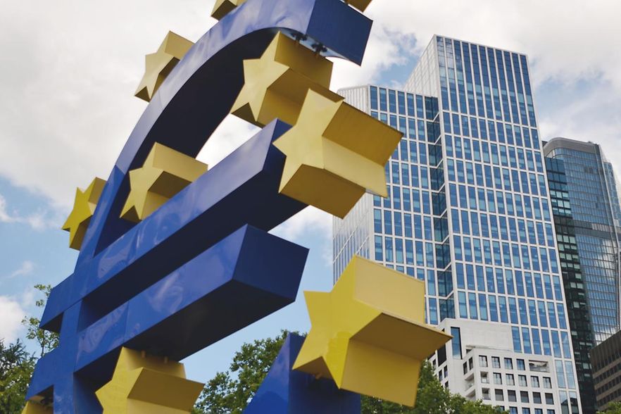 Eurosymbol vor Hochh&auml;usern