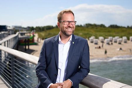David Depenau steht auf einer Seebr&uuml;cke