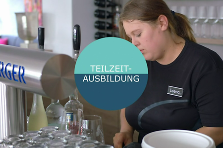 Auszubildende hinterm Tresen